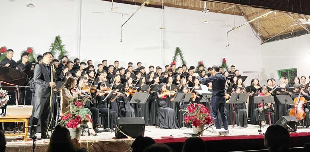Guitar Ensemble and MSSM Chorus perform during the ‘Annual Christmas Tree Lighting & Concert’ of the Margaret Shishak School of Music (MSSM), Patkai Christian College (Autonomous) on December 2. The event at the college’s Bundrock Auditorium featured Guitar, Recorder & String Ensembles, Handchimes, Patkai High School Orchestra, MSSM Singers and Chorus, among others. (Morung Photo)